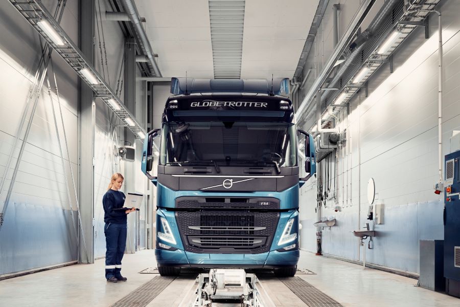 Servicing A Volvo FH Truck, Topspot